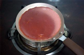 小火加热，煎到面糊凝固，过程无需翻面，熟了就倒扣出来。