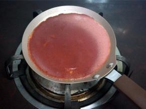 小火加热，煎到面糊凝固，过程无需翻面，熟了就倒扣出来。