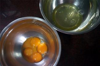 蛋黄蛋白分离，同时启动烤箱预热。