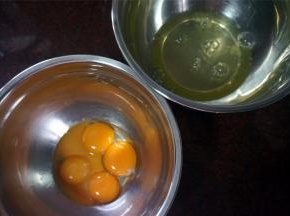 蛋黄蛋白分离，同时启动烤箱预热。