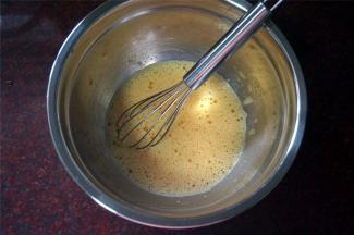 将蛋黄，20克细砂糖，油，水，盐放入同一个深盘里，搅打至融合。