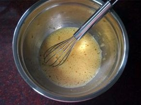 将蛋黄，20克细砂糖，油，水，盐放入同一个深盘里，搅打至融合。