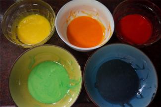 将蛋黄糊分成5等份，每份约60克面糊，分别滴入少许色素，拌均。
