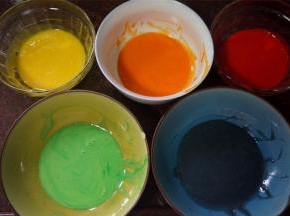 将蛋黄糊分成5等份，每份约60克面糊，分别滴入少许色素，拌均。