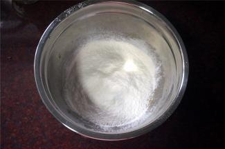 筛入低筋粉，拌至无颗粒状态。