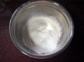 筛入低筋粉，拌至无颗粒状态。