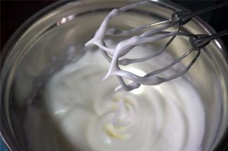 蛋白分三次加入50克细砂糖，搅打至湿性偏干性发泡状态。