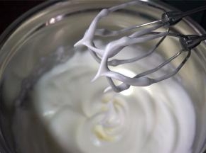 蛋白分三次加入50克细砂糖，搅打至湿性偏干性发泡状态。