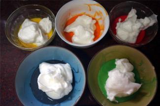 将蛋白平分到5碗面糊中，每份约40克蛋白，分别切拌成顺滑的彩色蛋糕糊。