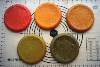 放入烤箱中层，上下火175度15分钟，然后上火转为200度烤5分钟上色。出炉后倒扣冷却，然后脱模。