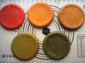 放入烤箱中层，上下火175度15分钟，然后上火转为200度烤5分钟上色。出炉后倒扣冷却，然后脱模。