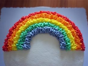 各个裱花袋都剪出一个小孔，然后挤出细线形成彩虹。