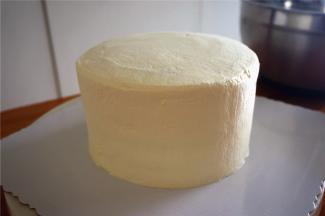 蛋糕体整体抹上淡奶油。