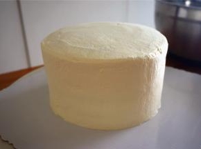 蛋糕体整体抹上淡奶油。