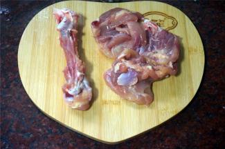 鸡腿，去皮去骨处理。