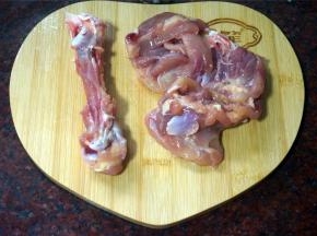 鸡腿，去皮去骨处理。