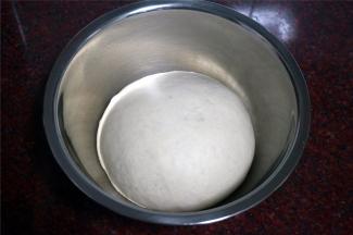 放入大碗里，盖上保鲜膜，在温暖处发酵至两倍大。