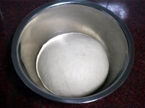 放入大碗里，盖上保鲜膜，在温暖处发酵至两倍大。