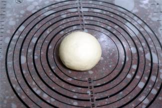 将披萨面团的材料混合，揉至扩展阶段（能拉出薄膜）。