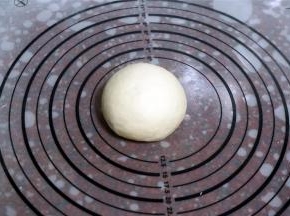 将披萨面团的材料混合，揉至扩展阶段（能拉出薄膜）。