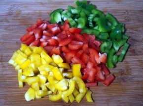在面团发酵的过程，准备披萨馅料。首先将彩椒切成小段，备用。