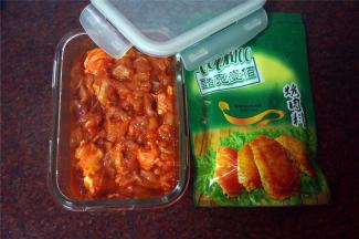 将腌肉料和鸡腿肉混合均匀，用保鲜盒装好，放入冰箱冷藏12小时左右。