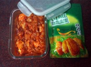 将腌肉料和鸡腿肉混合均匀，用保鲜盒装好，放入冰箱冷藏12小时左右。