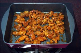 接着炒鸡腿肉，不粘锅放入一大勺食用油，然后放入腌制好的鸡腿肉，炒熟后装起。