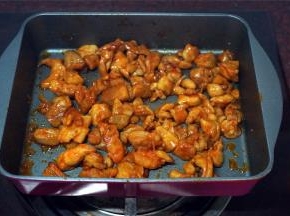 接着炒鸡腿肉，不粘锅放入一大勺食用油，然后放入腌制好的鸡腿肉，炒熟后装起。