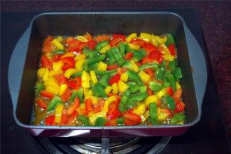 将彩椒倒入装有余油的不粘锅里，加入1小勺食盐，2小勺砂糖，炒至7成熟，熄火。