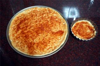 在面饼上扫上一层番茄酱。