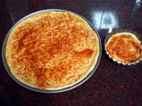 在面饼上扫上一层番茄酱。