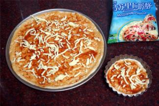 铺上一层马苏里拉芝士。