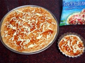 铺上一层马苏里拉芝士。