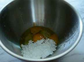 在鸡蛋中加入糖粉混合均匀。