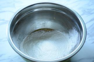 低筋面粉过筛加入。