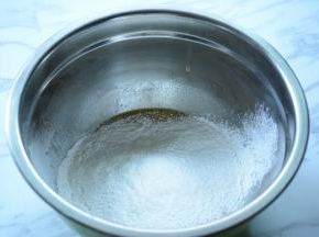 低筋面粉过筛加入。