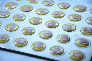 将切片的香肠放上去。