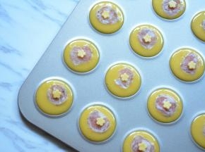 在芝士片上压出花朵，放在香肠薄片上。