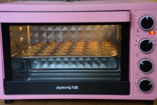 烤箱预热160度烘烤15-20分钟即可。实际温度和时间根据自家烤箱而定。