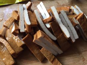 香干，切成段长条；