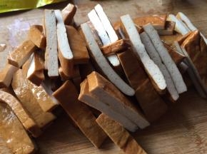 香干，切成段长条；