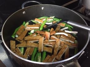 放入香干，翻炒；