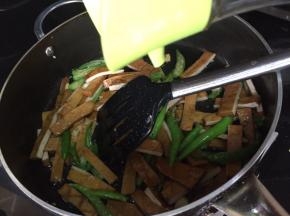 生抽；搅拌，关火；