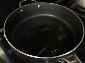 热锅，放入少许油；