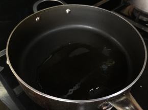 热锅，放入少许油；