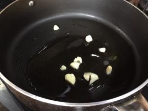 放入蒜，煸香；