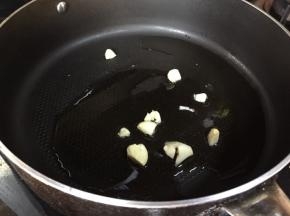 放入蒜，煸香；