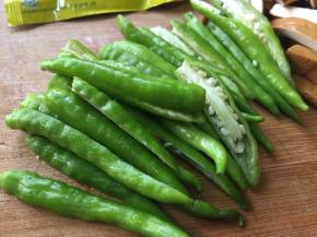 青椒，去蒂，对半切开；