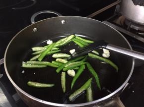 再放入青椒，翻炒；表面有褶皱；